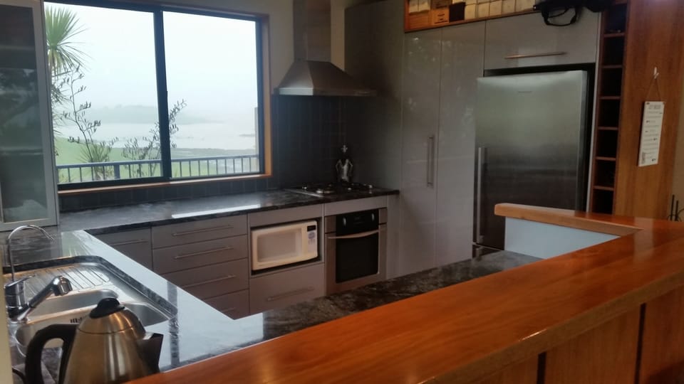 kitchen with all mod cons