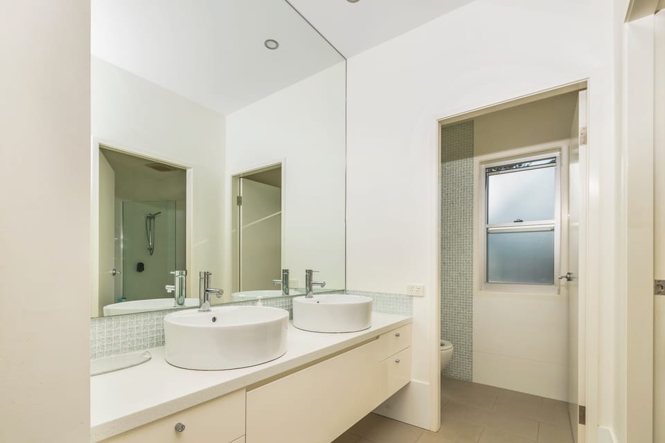 Main bathroom, bath tub and double shower heads and sinks