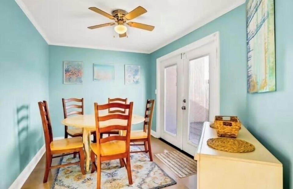 Kitchen dining nook