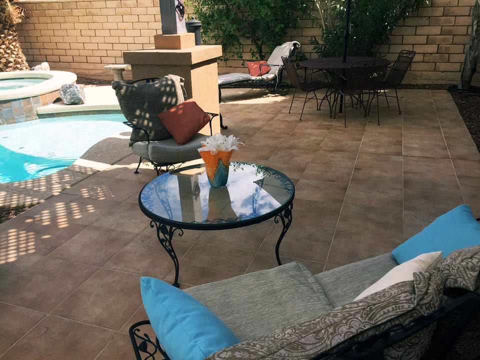 Private pool, patio loveseat, oversize chair,lounger, Dining Table,Grill, PAMLS!