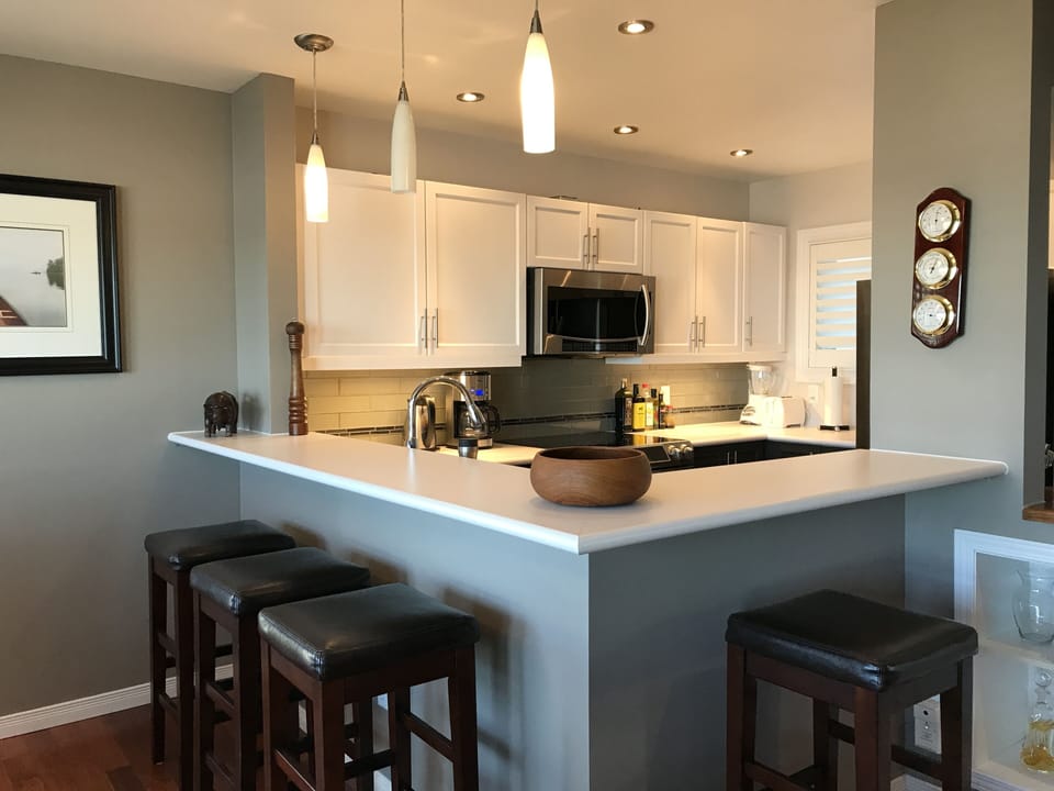 Modern, well lit, fully stocked kitchen