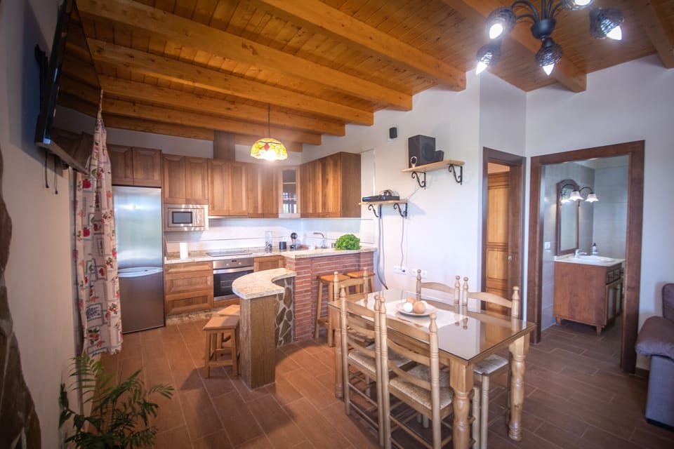 Enjoy the dining room of this farm in Alhaurín el Grande