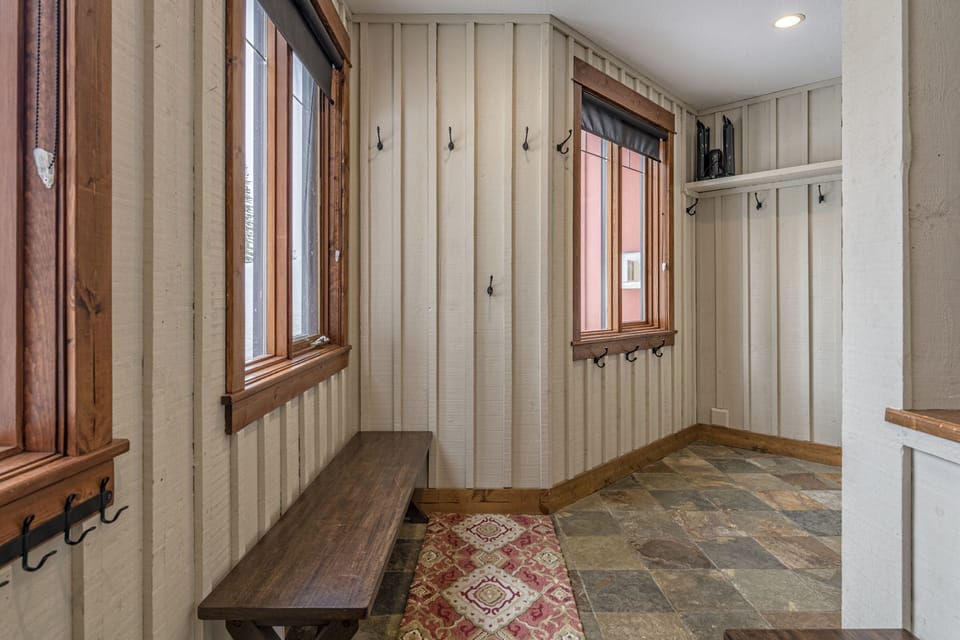 Large Entryway with lots of space for Gear