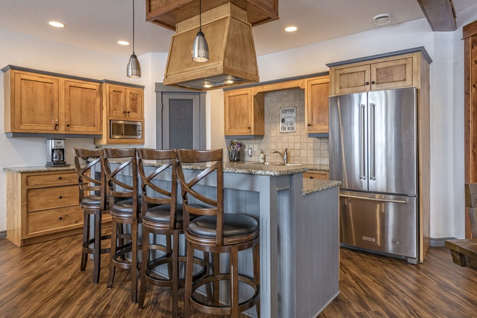 Breakfast Bar - Seats 4