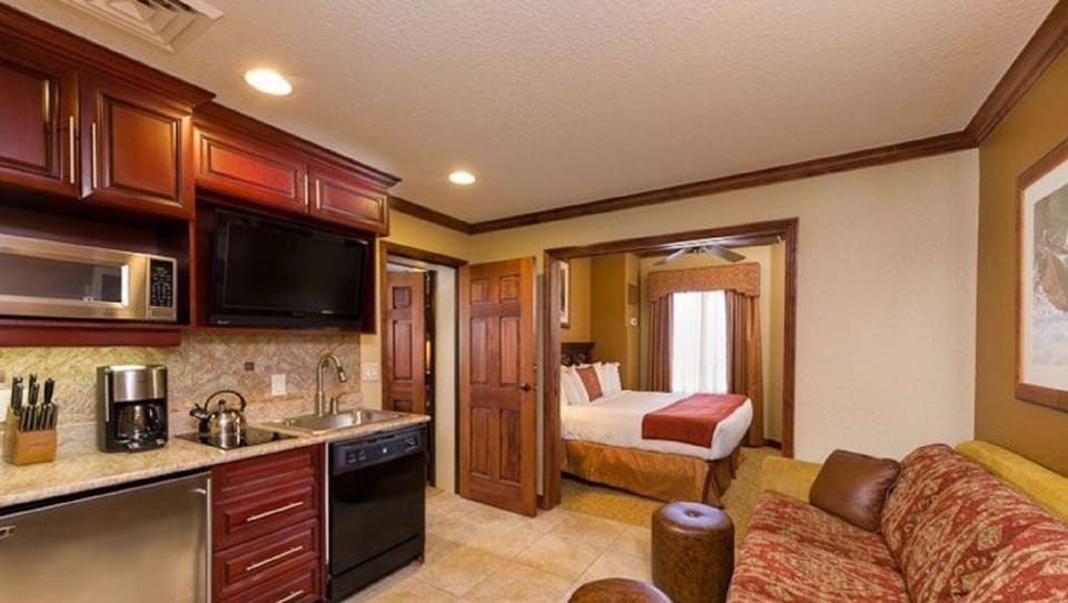 one bedroom lockout with king bed, bath, queen size sofa pull out &  kitchenette