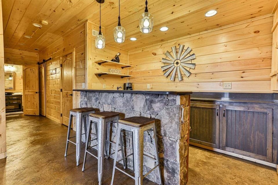 Terrace level wet bar
