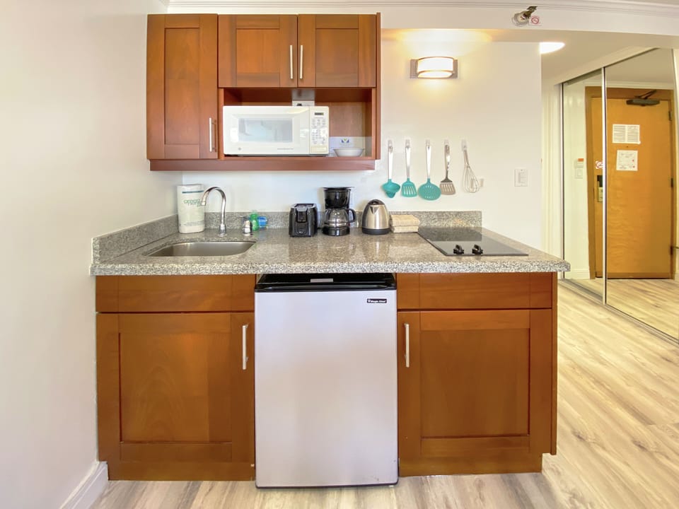 Kitchenette with 2 burner and small fridge