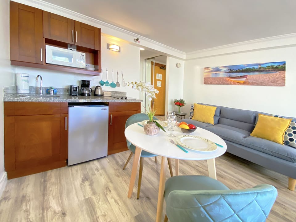 Kitchenette with 2 burners and dining table for 2!