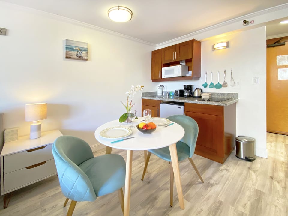 Kitchenette with 2 burners and dining table for 2