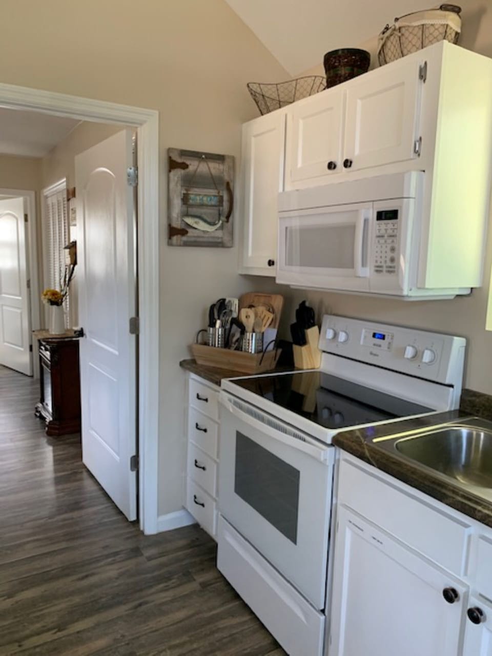 Full-size kitchen with appliances