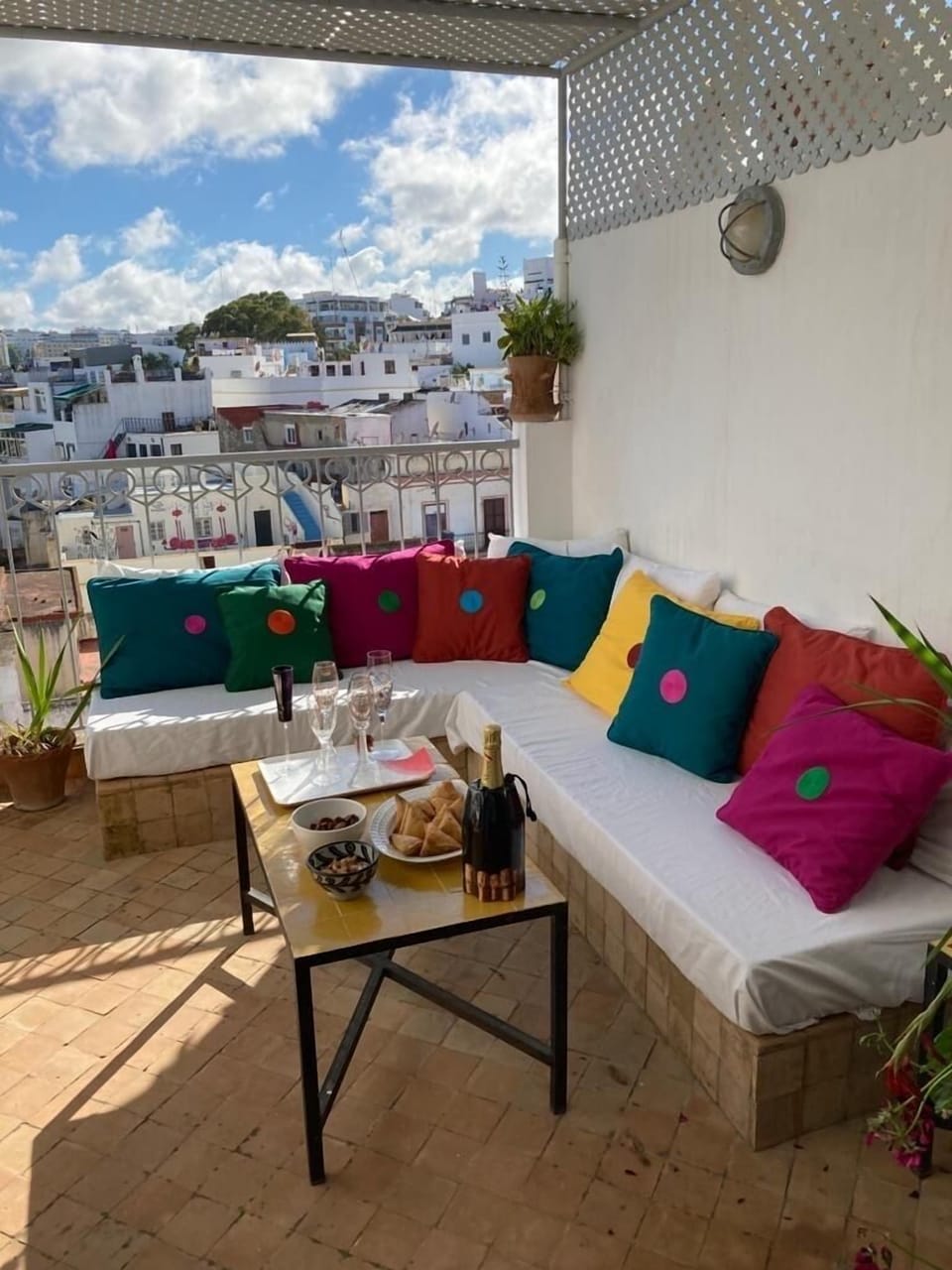 Terrasse de la salle a manger. Terrace at the dining room/kitchen level