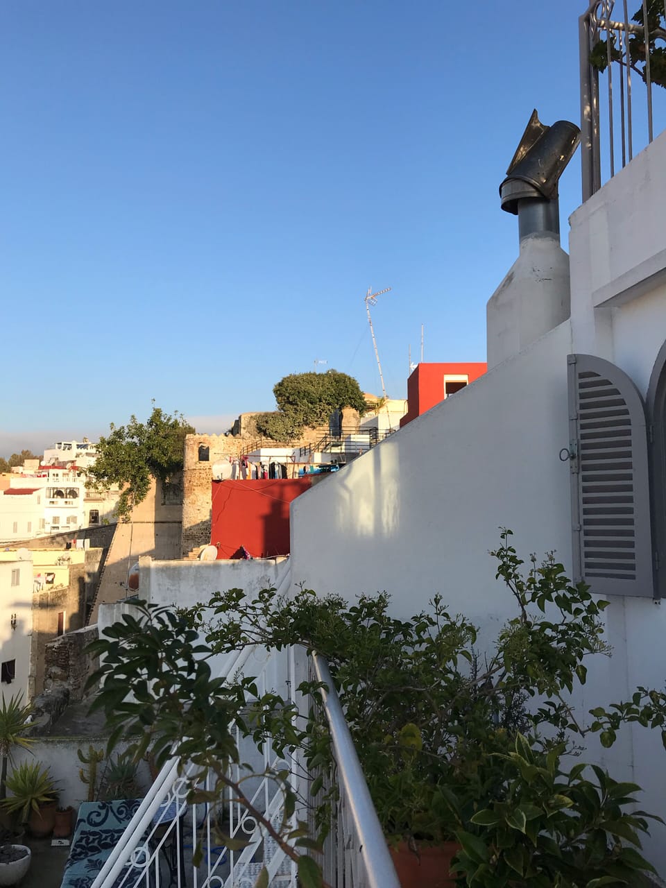 Vue de la terrasse devant la salle a manger.