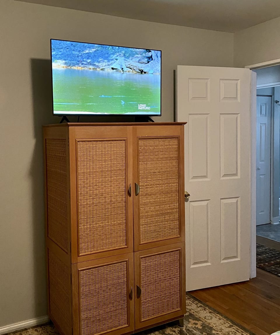 40" Roku, king bed, fan, and room darkening shades