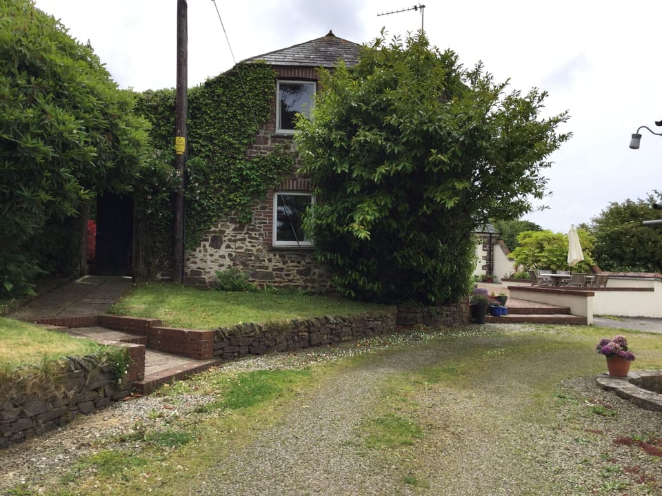 Side view of cottages from driveway entrance