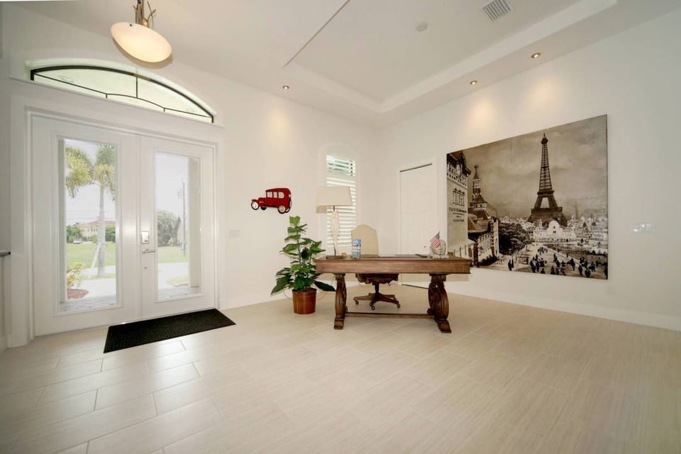 Villa Palms at Mayfair - Desk