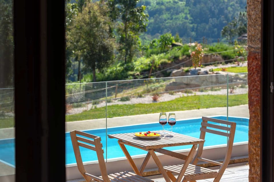 Varanda com vista para piscina