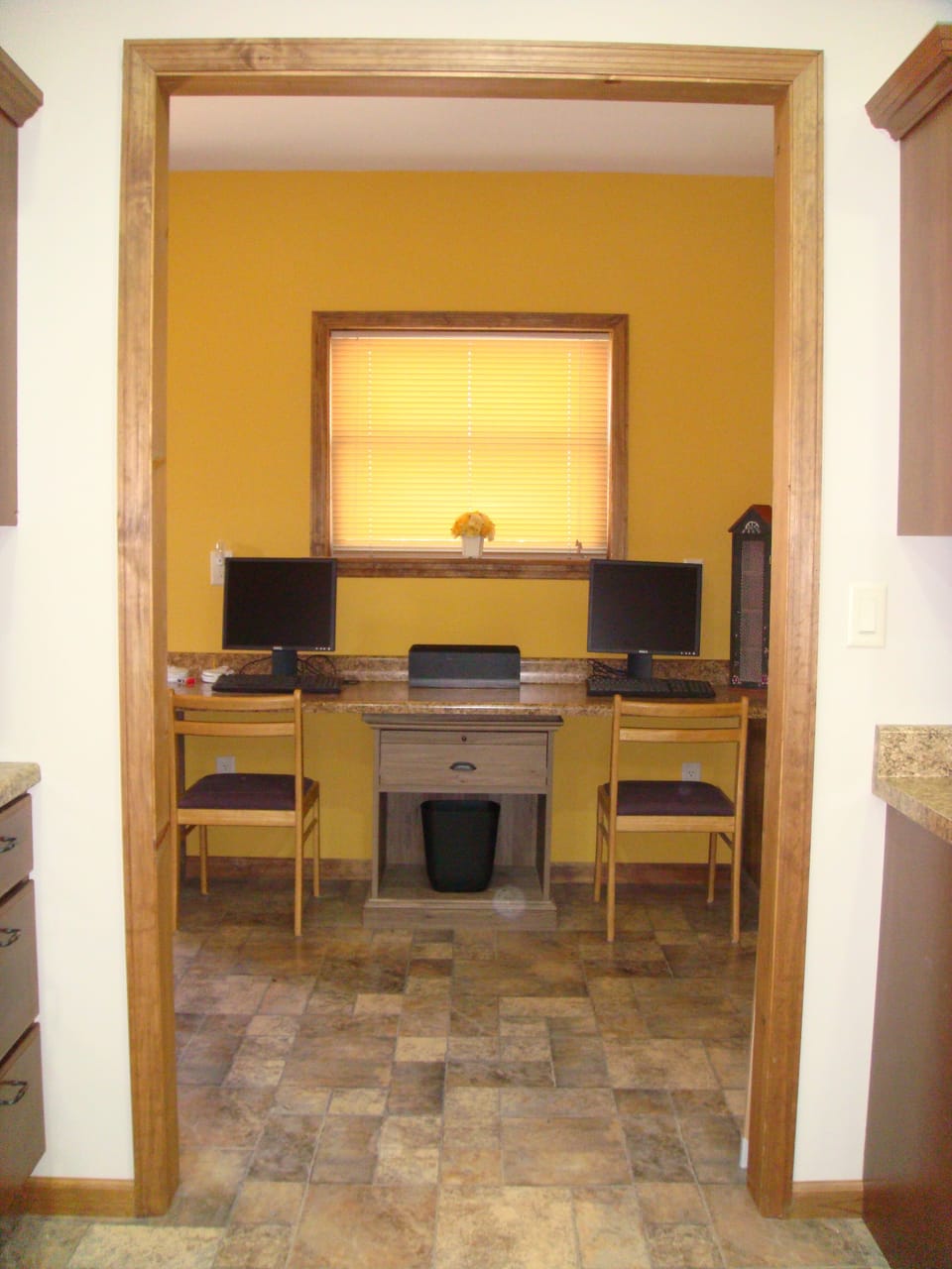 COMPUTER DESK / OFFICE AREA