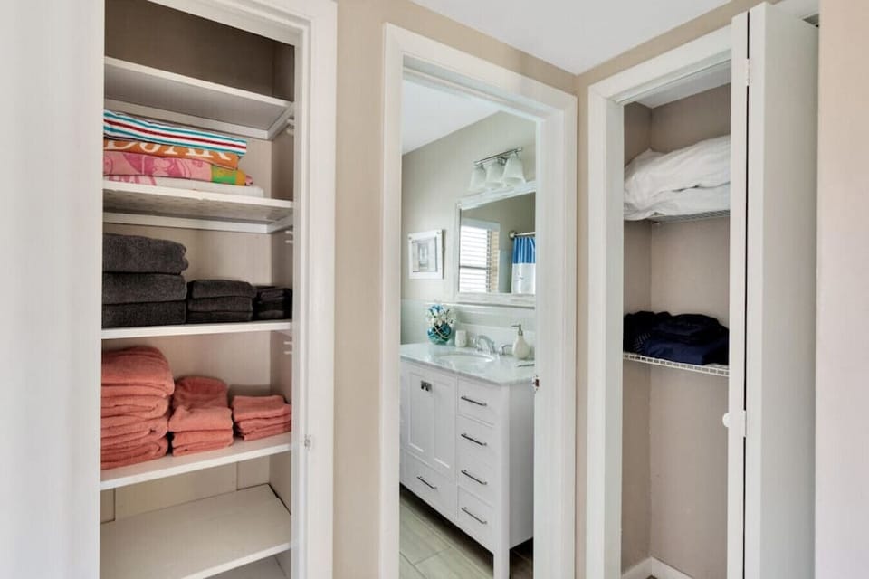 Beach towels, bath towels, hand towels, and washcloths are supplied.