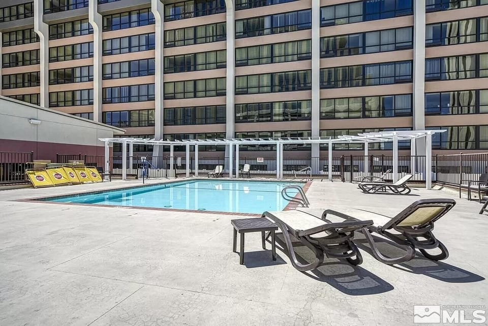 Seasonal pool and jacuzzi .. bb que, seating , outdoor shower, huge area .