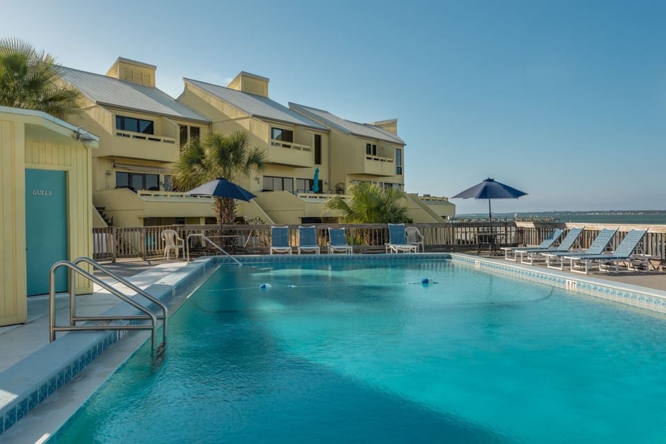 Soundside pool