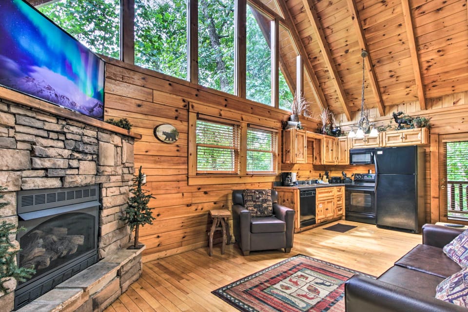 Living Room | Central A/C & Heating | Smart TV | Free WiFi