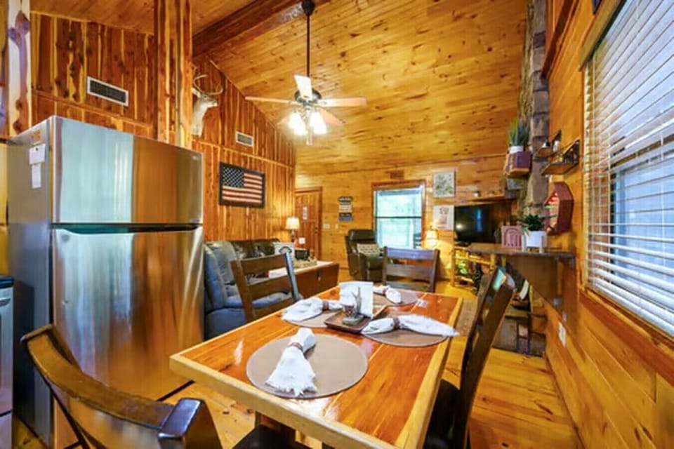 06_red_fox_den_dining_and_living_area