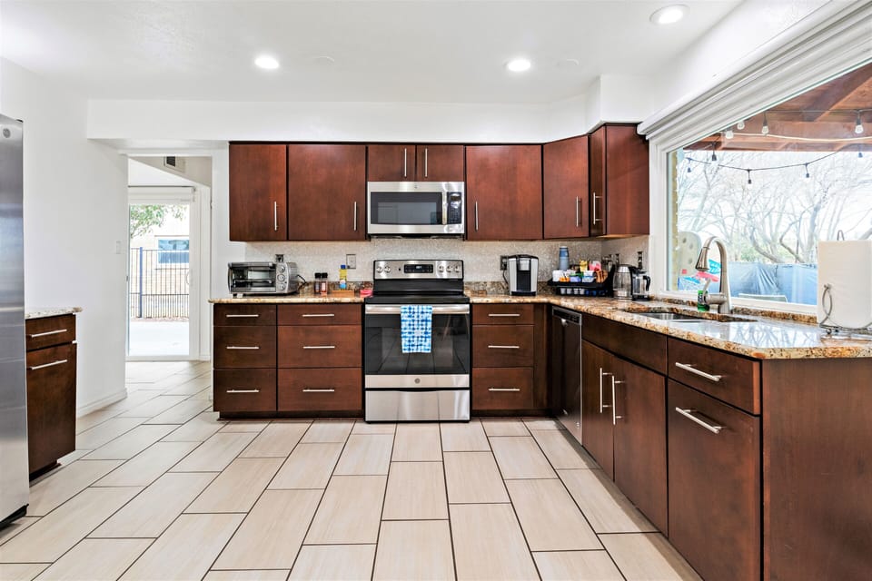 Bright and Spacious kitchen, totally equipped 