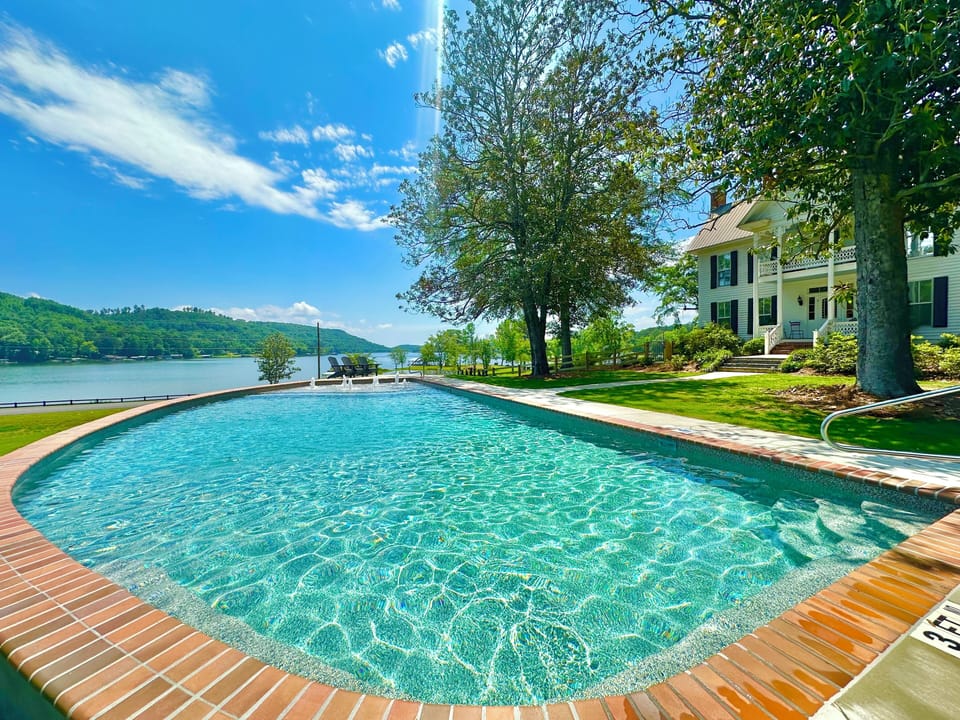 Large pool that has a tanning ledge/bubblers for the kids to play in!