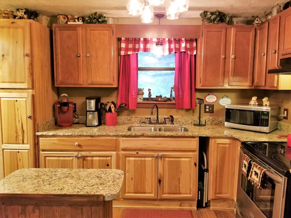Granite countertops-stainless range-refrigerator w/icemaker-microwave