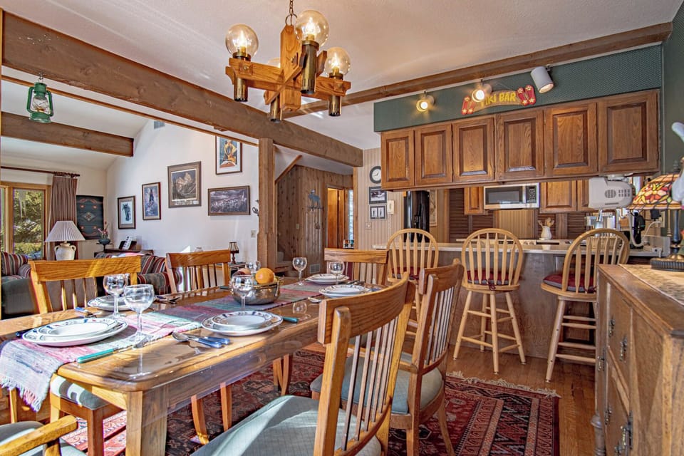 Breakfast bar & dining area for up to ten hungry hippos!