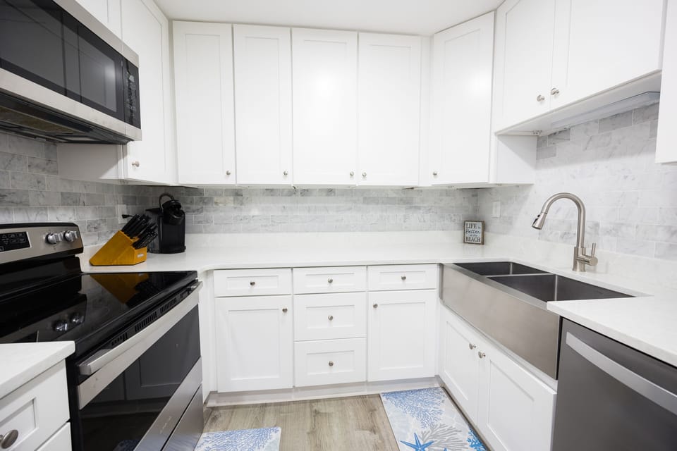Remodeled Kitchen, Fully Stocked for all your cooking needs