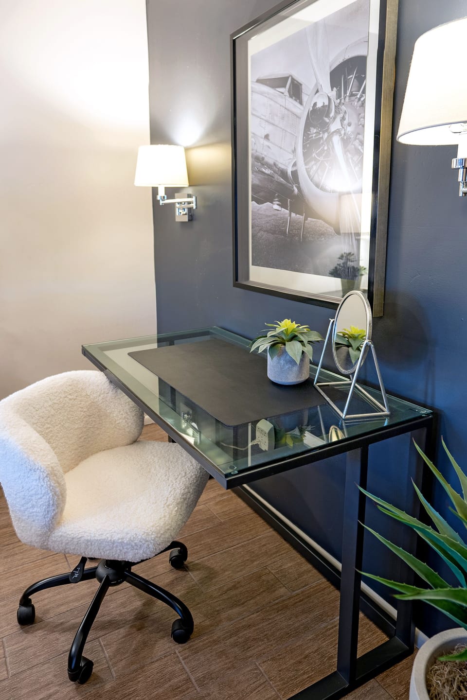 You'll enjoy sitting at this desk even if it's just to check your email.