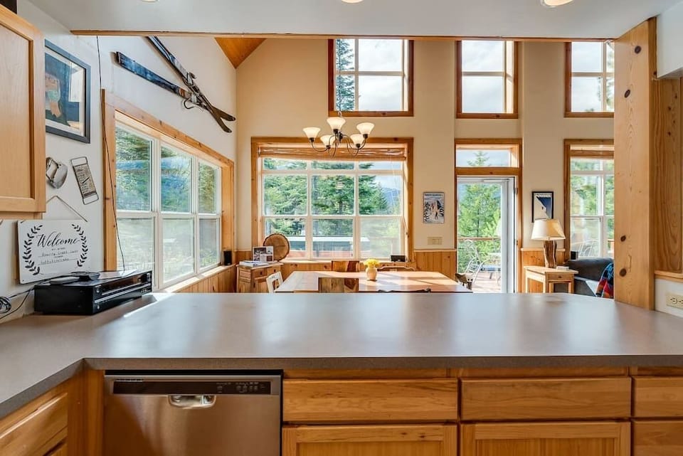 "Beautiful location! My family stayed here for a week and had a blast. It was not far from Leavenworth to get food and it?s near a lot of day hikes. We had all the amenities we needed and the hot tub was a perfect way to end the day." Natalie Oct2020