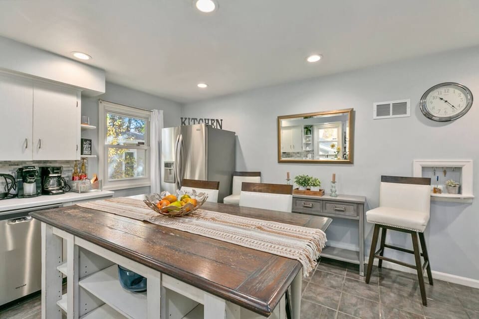 Eat-in Kitchen with coffee bar!