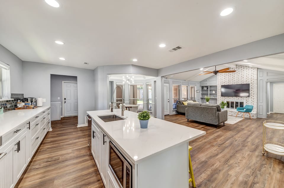 Open layout floor plan, interact from the kitchen to living room, breakfast nook