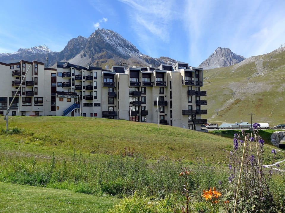 Cloud, Sky, Plant, Mountain, Building, Ecoregion, Natural Landscape, Land Lot, Grass, Plain