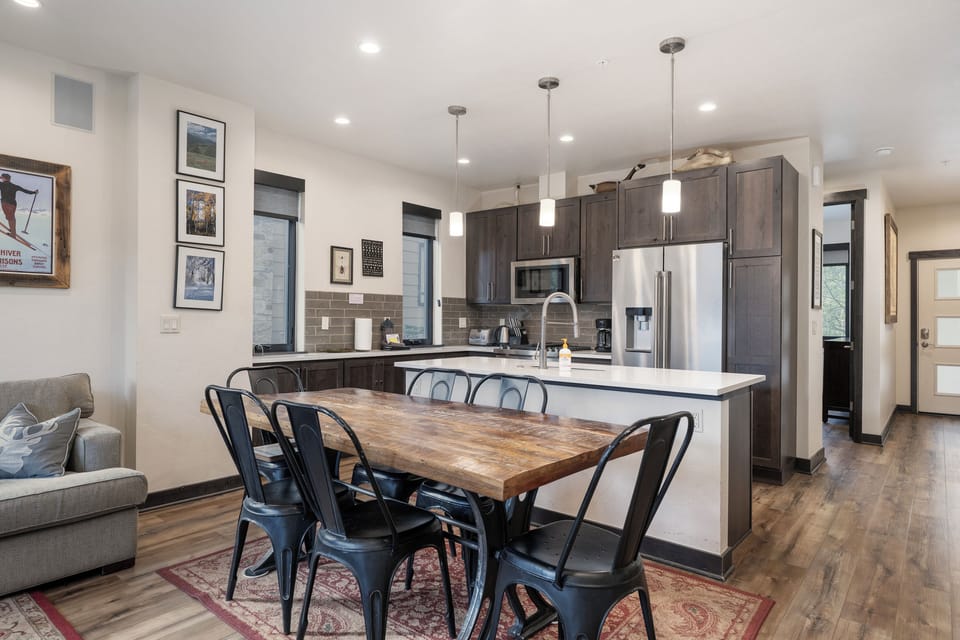 Dining area - Dining table with seating for up to 6 guests.