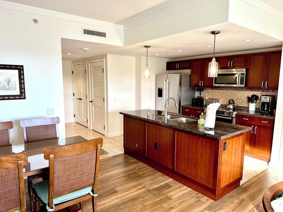 Full kitchen with dinning table