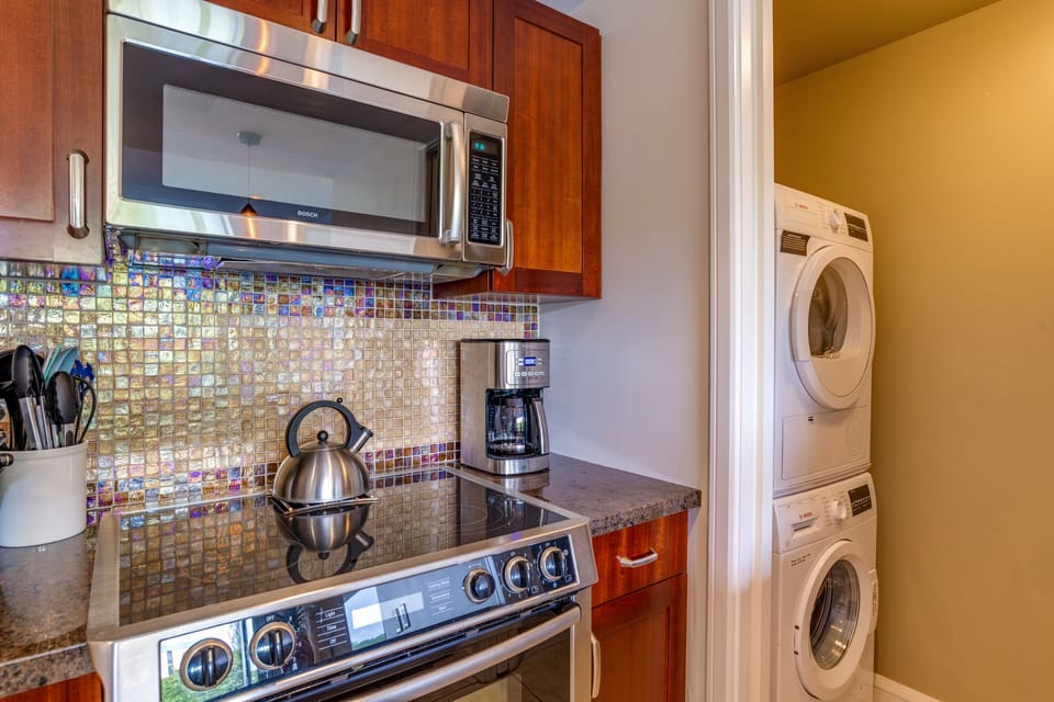 washer & dryer off the kitchen