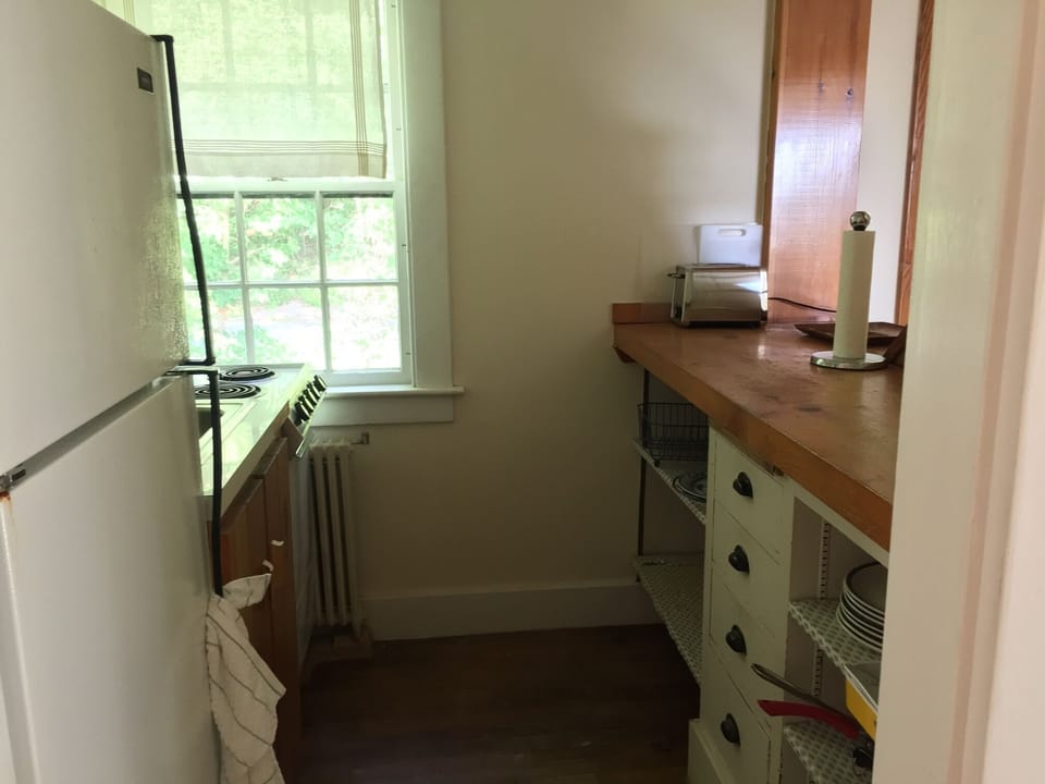 apartment efficiency kitchen 