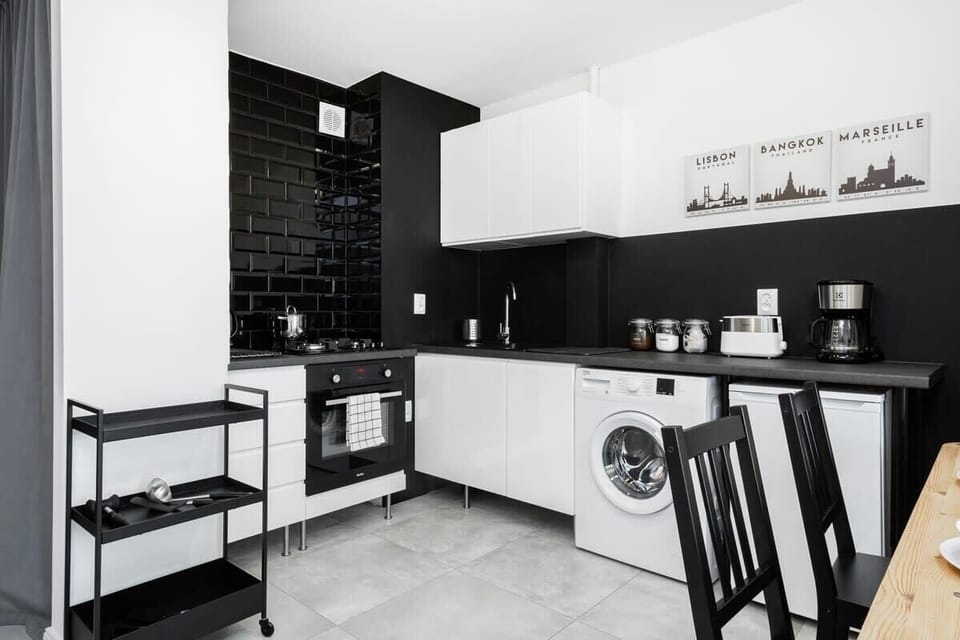 Kitchenette with plenty of kitchen utensils and dishes. 