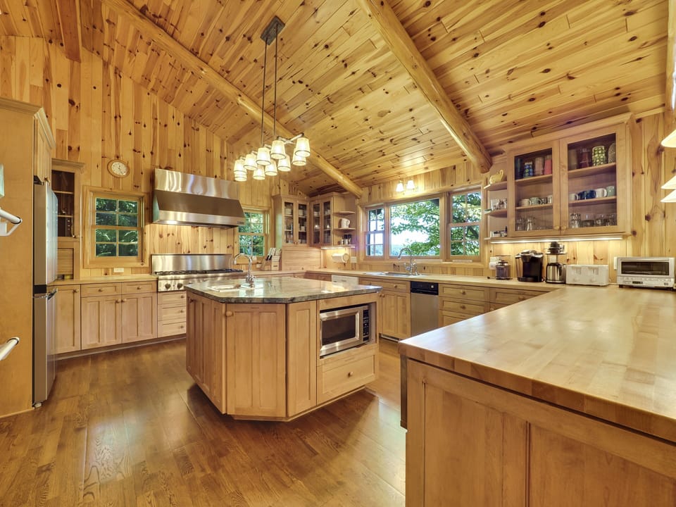 Kitchen can accommodate 7 cooks at a time