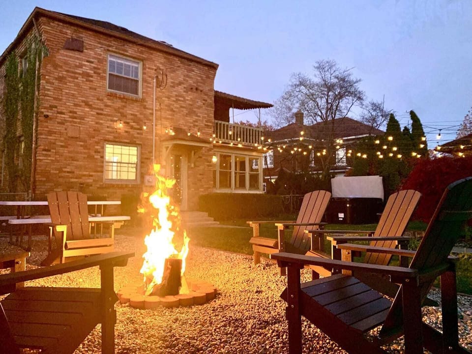 TheBrickHouse Backyard Oasis - hot tub, grill, lights, firepit (complementary firewood provided), privacy fence, did I mention HOT TUB!!??