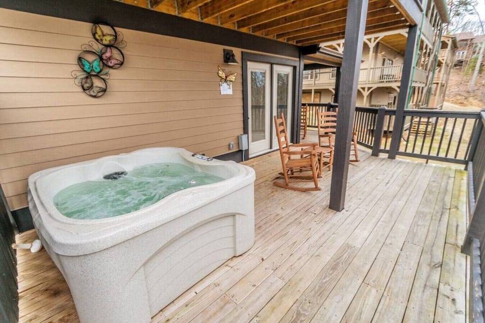 After a busy day of sightseeing, kick back and relax in the hot tub out on the deck!