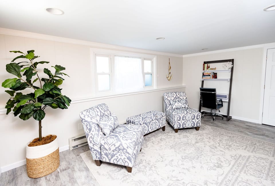 Downstairs bonus space w/ desk