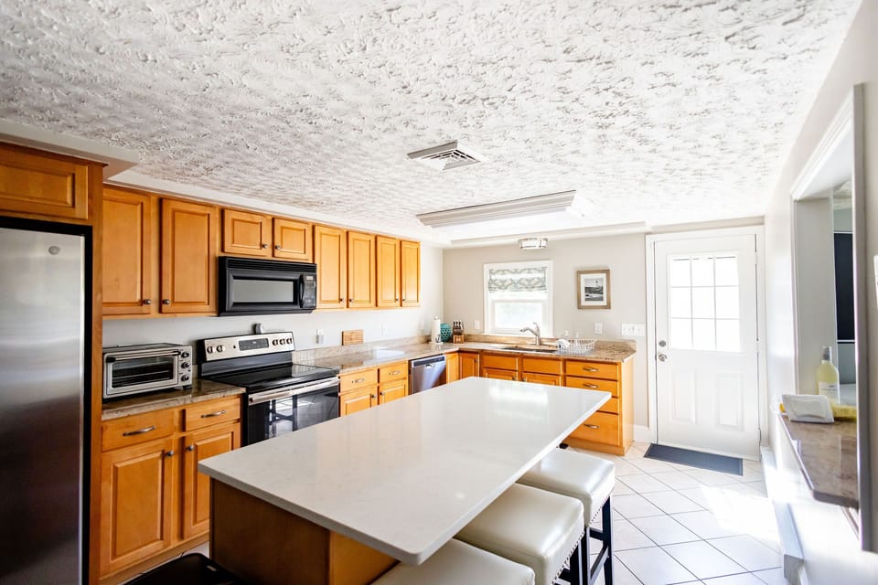 Large Kitchen w/ island seating