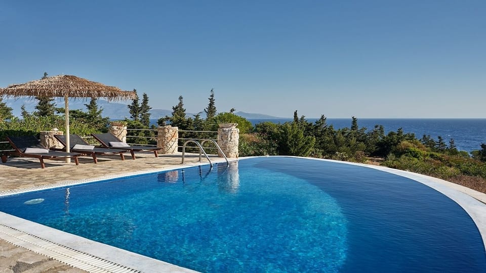 Private Infinity Pool overlooking the Sea