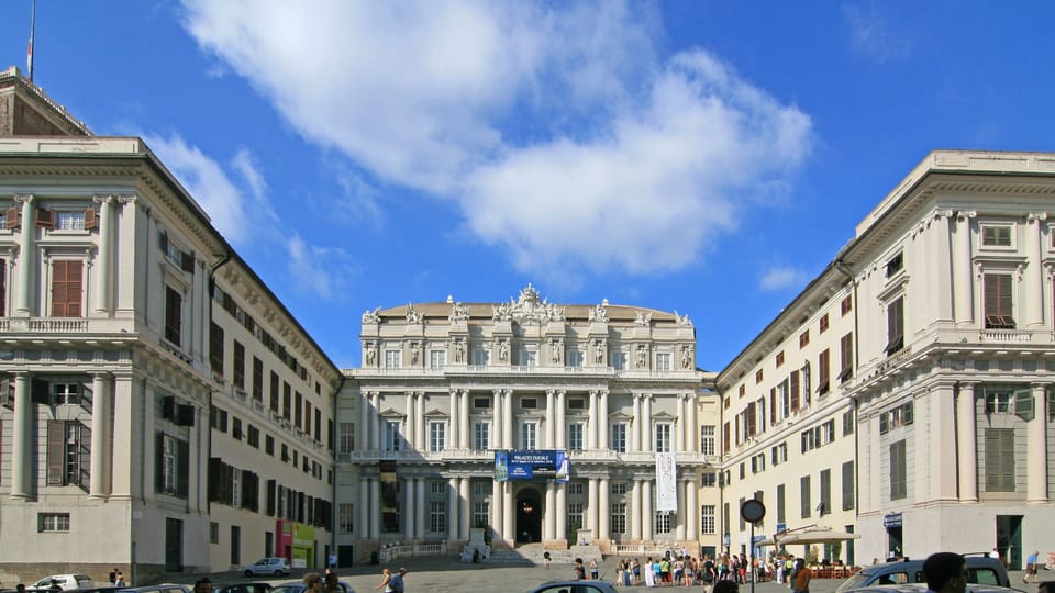 South-East, 500 m: Palazzo Ducale, Piazza de Ferrari and the modern downtown