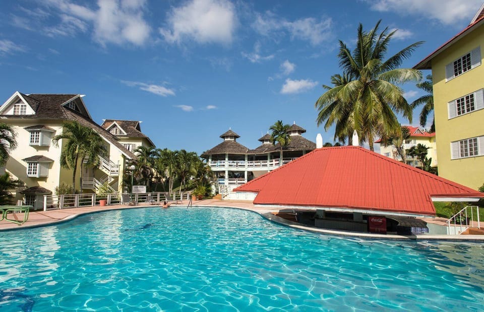 Pool & restaurant 