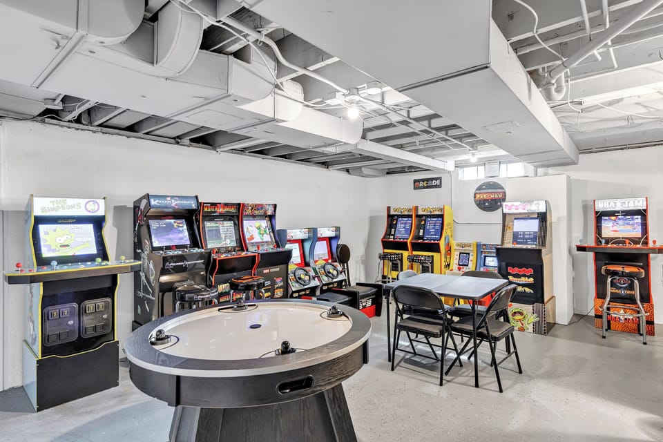 Basement Retro Arcade Game Cave [No Charge for Game Use]